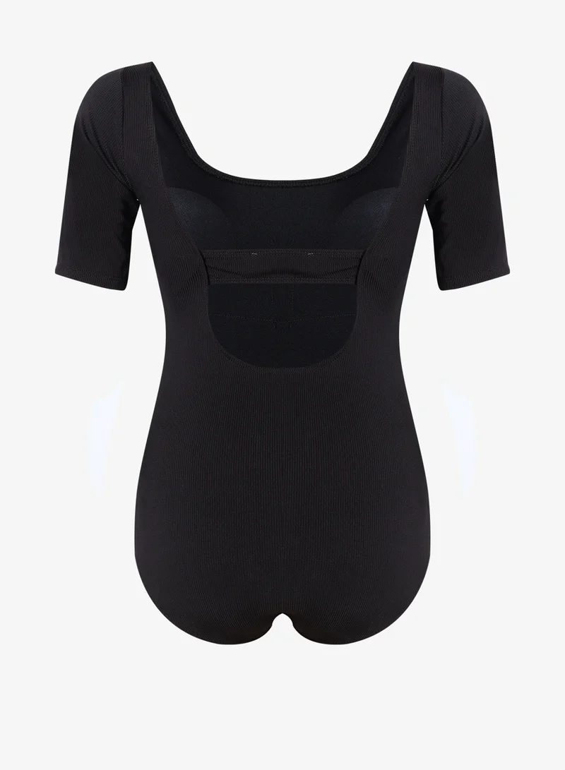 ايلا مايوه بلون سادة وتداخلات شبكية